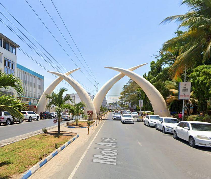 Mombasa Tusks（蒙巴萨象牙门）-非行家旅行-Africa Wild Wander